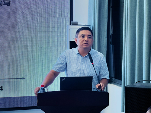 龍衛(wèi)國為新生講授“開學(xué)第一課”